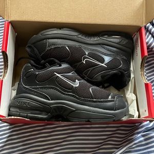 Black Air Max Plus